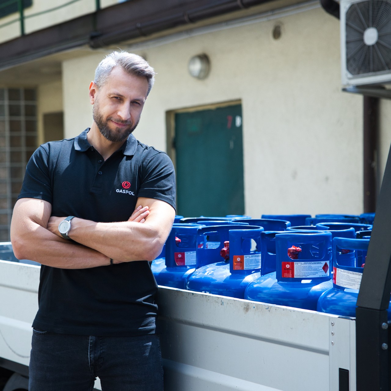 kamil doradca obok auta